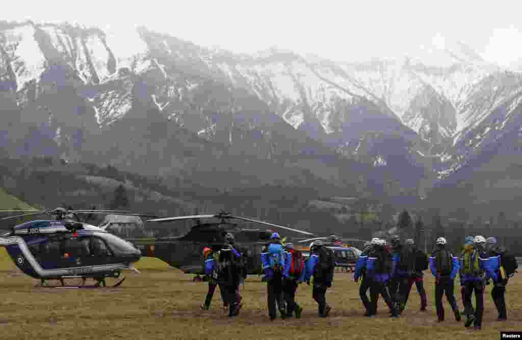 Polisi Perancis dan unit penyelamatan Alpen berkumpul di lapangan untuk bersiap mencapai lokasi jatuhnya pesawat Airbus A320, dekat Seyne-les-Alpes, di Pegunungan Alpen (24/3). (Reuters/Jean-Paul Pelissier)