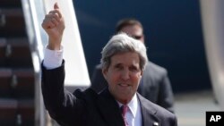 Menlu AS John Kerry di bandara internasional Manila, Filipina (17/12).