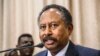 Perdana Menteri Sudan Abdalla Hamdok, yang digulingkan pada akhir Oktober 2021, berbicara dalam sebuah konferensi pers di Khartoum, Sudan, pada 21 Agustus 2021. Hamdok kini menjadi tahanan rumah. (Foto: AP)