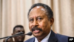 Perdana Menteri Sudan Abdalla Hamdok, yang digulingkan pada akhir Oktober 2021, berbicara dalam sebuah konferensi pers di Khartoum, Sudan, pada 21 Agustus 2021. Hamdok kini menjadi tahanan rumah. (Foto: AP)