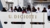 Des migrants attendent d'être débarqués du navire "Diciotti", à Catania, en Italie, le 21 août 2018.