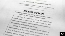 Un document officiel portant mention des chefs d'accusation retenus contre Donald Trump à Washington, le 10 décembre 2019.
