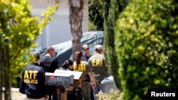 Watendaji wa Idara ya Uchunguzi wa Jinai FBI wakiwasili katika eneo la Mamlaka ya Usafirishaji ya Santa Clara Valley katika nyumba ya mshukiwa wa mauaji hayo huko San Jose, California, May 26, 2021.