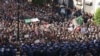 Des manifestants algériens conspuent par milliers le président fraîchement élu