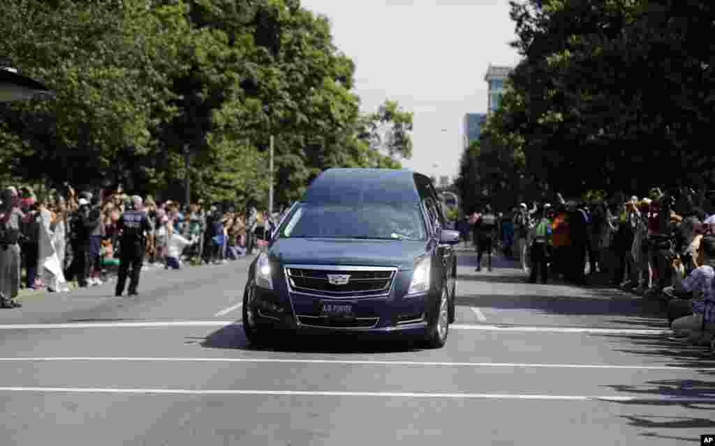Muhammad Ali Memorial: Crowds line the route of the procession led by the hearse carrying the body of Muhammad Ali, Friday, June 10, 2016, in Louisville, Ky.