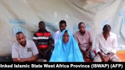 Capture d'écran extraite d'une vidéo diffusée le 25 juillet 2019 par le groupe jihadiste ISWAP montrant les 6 otages d'ACF enlevés à Kennari au nord-est du Nigeria.