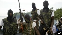Para anggota pemberontak Delta Niger (foto: dok). Pemberontak sering menyandera warga asing untuk menuntut uang tebusan. 