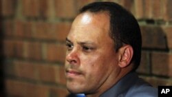 Detektif Afrika Selatan Hilton Botha duduk di deretan kursi para saksi selama persidangan Oscar Pistorius di Pretoria (20/2). 
