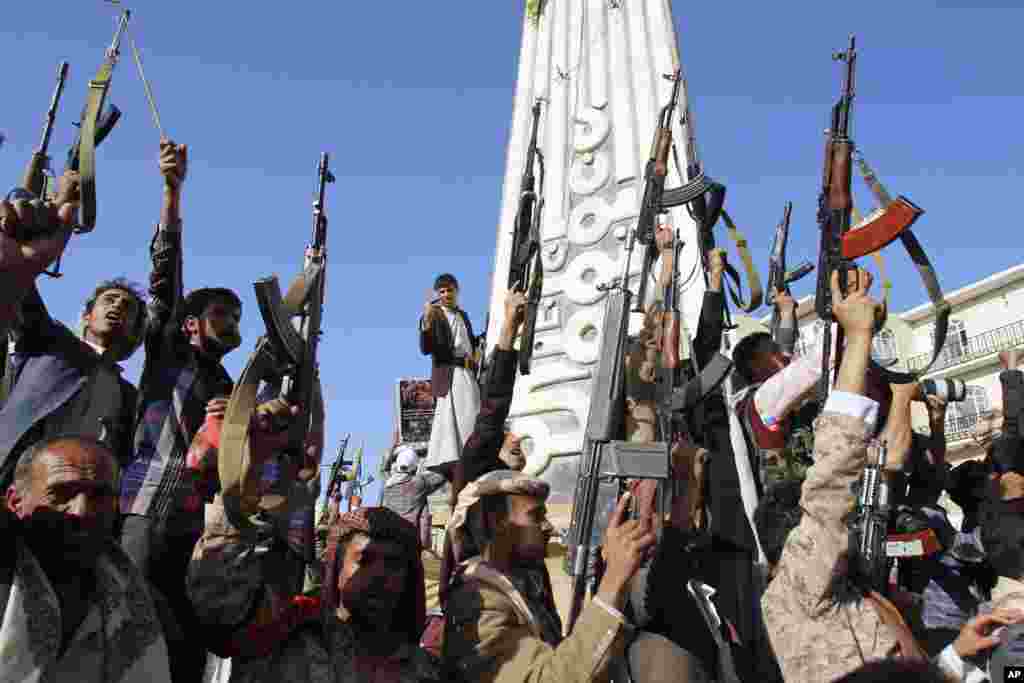 در نظاهراتی&nbsp;روز ۲۷ فروردين ۱۳۹۴ (۱۶ آوريل ۲۰۱۵)بر عليه تحريم تسليحات سازمان ملل بر رهبران حوثی، شورشيان شيعه حوثی سلاح های خود را به&nbsp;علامت اعتراض بر سر دست گرفته اند. &nbsp;