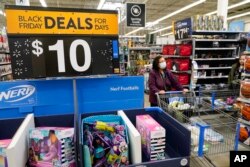 Penawaran penjualan diskon Black Friday Walmart di Secaucus, New Jersey, Selasa, 22 November 2022. (AP Photo/Seth Wenig)