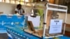Un urne dans un bureau de vote de l’école publique primaire d’Efoulan, Yaoundé, troisième arrondissement, le 7 octobre 2018. (VOA/ Bagassi Koura)