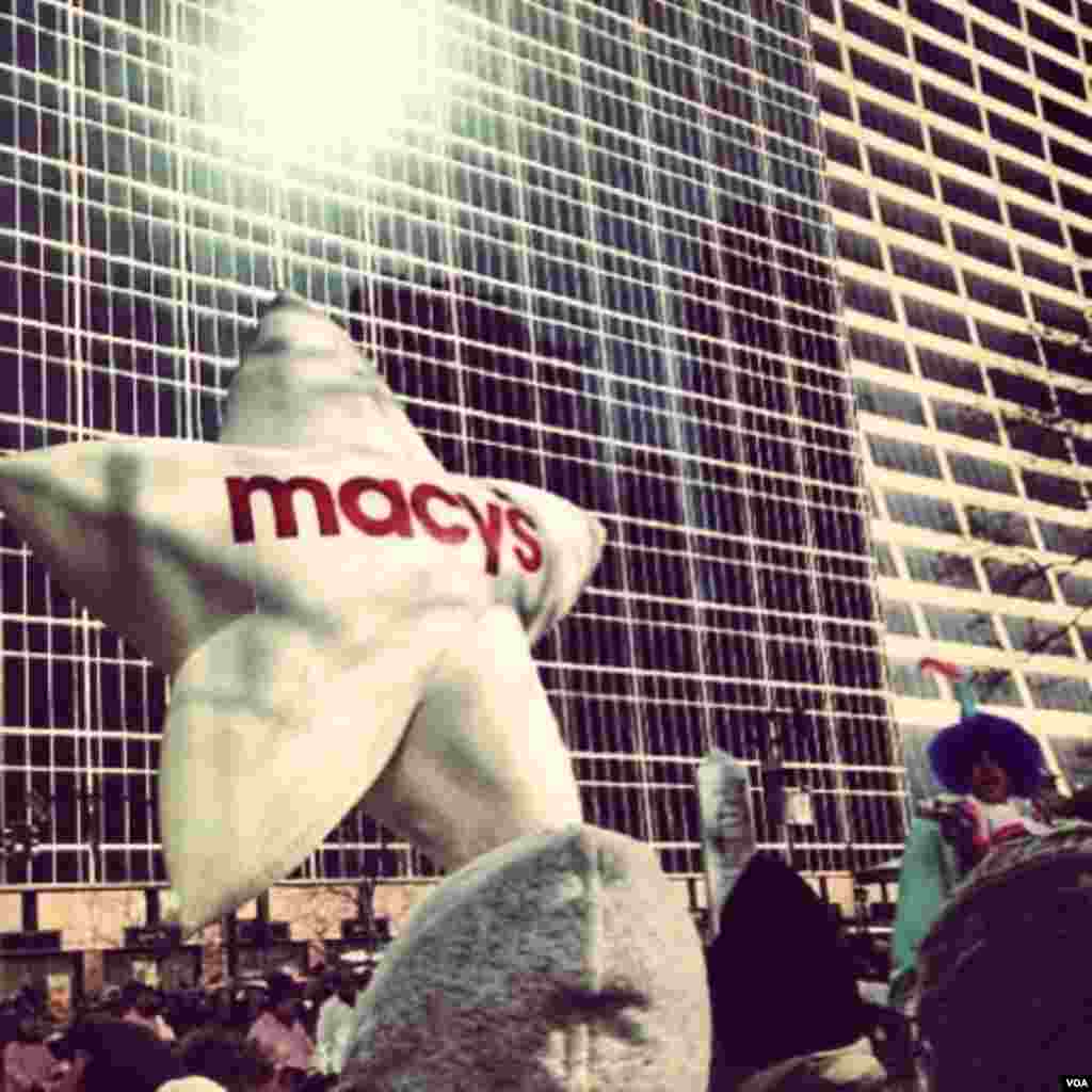 Balon di Parade Hari Bersyukur Macy's di New York (28/11), salah satu atraksi utama yang ditunggu rakyat Amerika. (VOA/Sandra Lemaire)