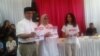 Calon Gubernur nomor urut 3 dalam Pilkada DKI Jakarta Putaran Kedua Anies Baswedan memberikan suaranya di Tempat Pemungutan Suara 28 Cilandak Barat Jakarta Selatan Rabu 19 April 2017. (foto: Andylala Waluyo/VOA)
