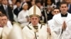 Le pape François, lors de la messe de Noël dans la basilique Saint-Pierre pour marquer la nativité de Jésus-Christ le 24 décembre 2019, au Vatican. (Photo d'Alberto PIZZOLI / AFP)