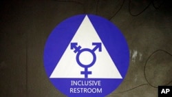 Insigne indiquant des toilettes neutres dans un lycée de Seattle, le 17 mai 2016.