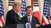 Predsednik Donald Tramp i južnokorejski predsednik Mun Džae-in na zajedničkoj konferenciji za novinare u predsedničkoj rezidenciji Plava kuća 7. novembra 2017.