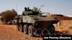 Un engin blindé est garé devant la base militaire française à l'aéroport malien de Gao, le 9 mars 2013.