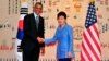 U.S. President Barack Obama (L) and South Korean President Park Geun-hye (R) pose for a photo during their meeting at the presidential Blue House in Seoul, April 25, 2014. 