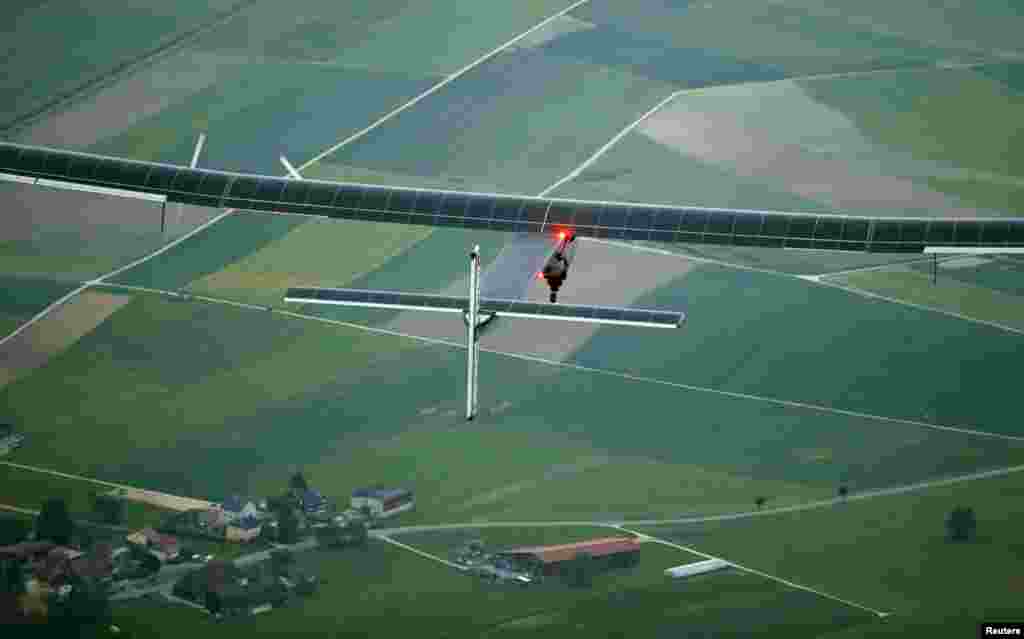 Uji terbang pesawat &#39;Solar Impulse 2&#39; yang menggunakan tenaga surya di Payerne, Swiss.