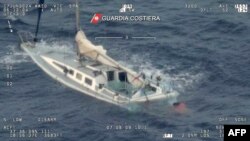 Pazar’ı Pazartesi’ye bağlayan gece, Calabria kıyılarının yaklaşık 120 deniz mili açıklarında bir yelkenli tekne battı