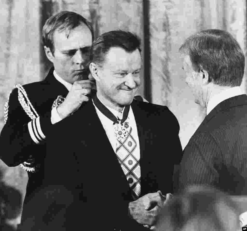 1981年1月17日，美国总统卡特把总统自由勋章授予国家安全顾问布热津斯基，嘉奖他对实现美中关系正常化所做的努力和其他成就。美国学者拉尔雷斯说，他1958年成为美国公民，很快就成为政治强硬派人物，他的布热津斯基的反苏立场对美国的外交政策产生了很大影响。拉尔雷斯说：&ldquo;我认为布热津斯基与基辛格一道，在1960、1970和1980年代奠定了美国的外交政策走向。&rdquo; &nbsp;