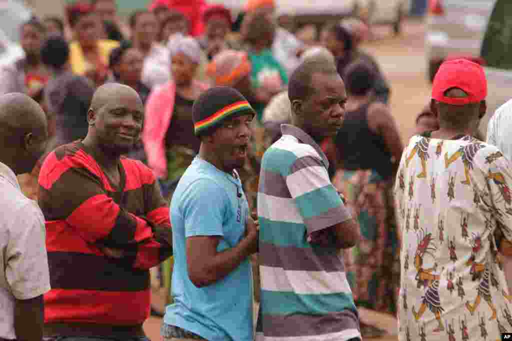 Des Zambiens attendent de voter le jour de l'élection présidentielle à Lusaka, le 20 janvier 2015.