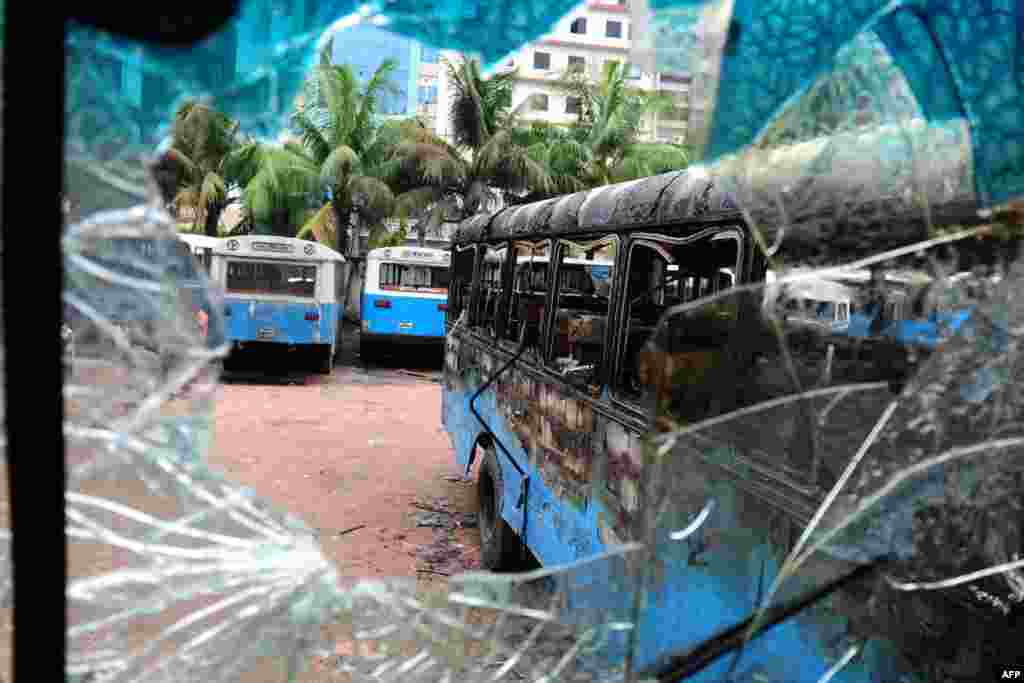 Kendaraan pemerintah hangus terbakar saat terjadinya bentrokan antara polisi dan aktivis Islamis di Dhaka, Bangladesh. Setidaknya 22 orang tewas dalam demonstrasi yang rusuh ini.