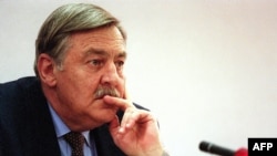 Pik Botha, ancien ministre des Affaires étrangères de l'Afrique du Sud, devant la commission vérité et réconciliation à Johannesburg, le 14 octobre 1997. Le ministre sud-africain des Affaires étrangères de l'époque de l'apartheid est décédé à l'âge de 86 ans à Pretoria, le 12 octobre 2018.
