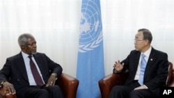 Utusan PBB-Liga Arab untuk perdamaian Suriah, Kofi Annan berbincang dengan Sekjen PBB Ban Ki-moon mengenai perkembangan di Suriah (14/4).