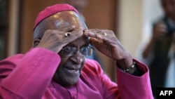 L'archevêque Desmond Tutu, lauréat du prix Nobel de la Paix, se tient le front lors d'une conférence à la cathédrale St Georges, au Cap, 23 avril 2014.