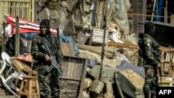 Des soldats du bataillon d'intervention rapide dans Bamenda, le 17 novembre 2017