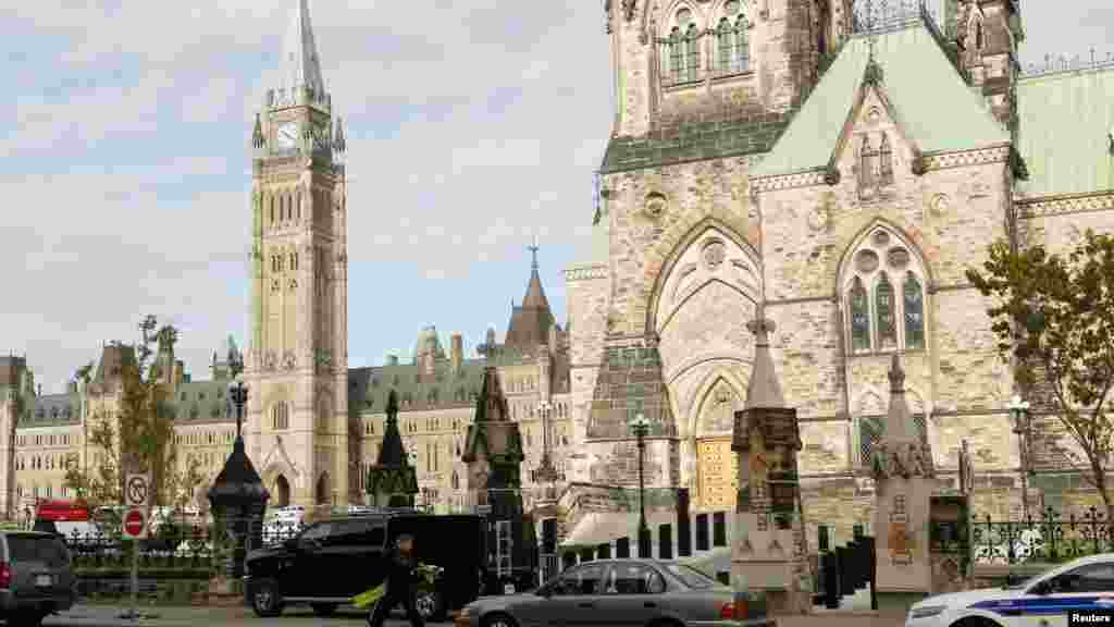 Des agents de la police contrôlent la circulation autour du parlement après la fusillade à Ottawa, Canada, le 22 octobre 2014.