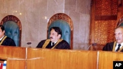 عدالت عظمیٰ میں چیف جسٹس افتخار محمد چوہدری مقدمے کی سماعت کررہے ہیں (فائل فوٹو)