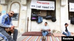 Dans une rue de Kasserine, où une affiche dit "Kasserine, nous avons besoin de travail", en Tunisie, le 1er avril 2016.