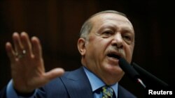 레제프 타이이프 에르도안 터키 대통령이 23일 앙카라에서 열린 집권여당 '정의개발당'(AKP) 의원총회에서 연설하고 있다. 