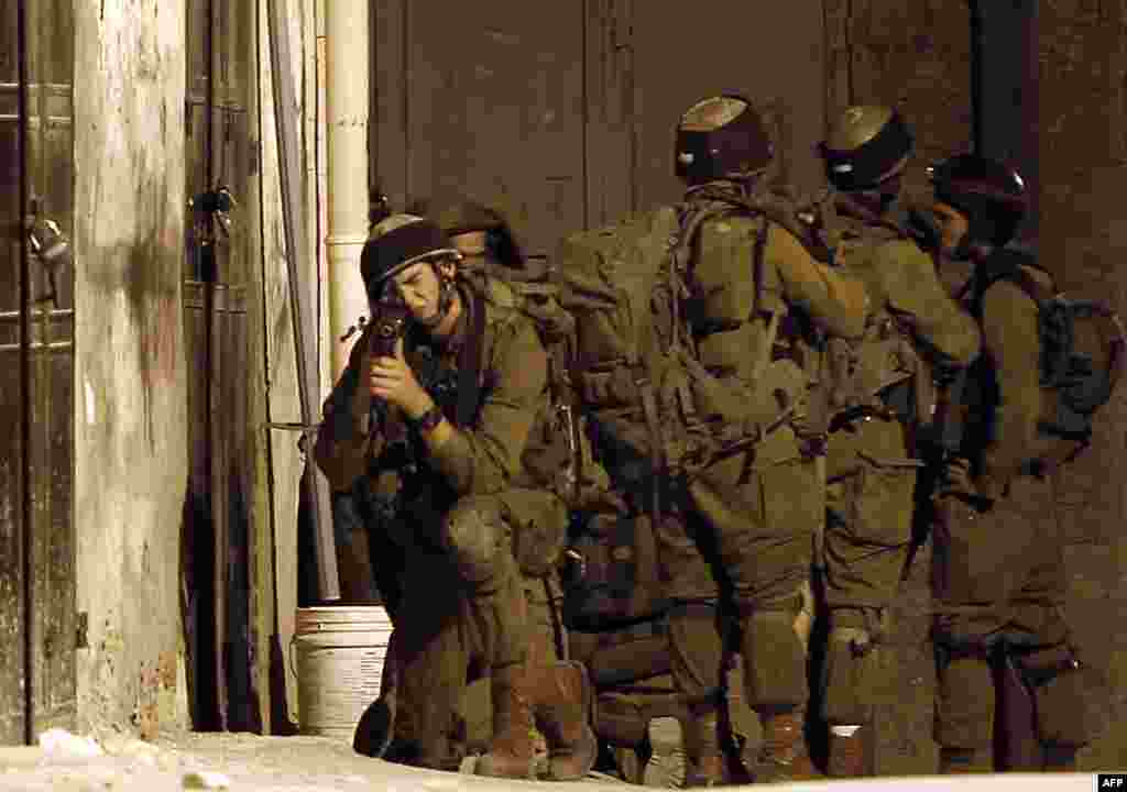 Pasukan Israeli melakukan operasi pencarian dari rumah ke rumah di Awarta, Tepi Barat, Palestina. 