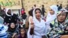 Alla Salah, une Soudanaise propulsée à la gloire sur Internet plus tôt cette semaine après avoir dirigé de puissants chants de protestation contre le président Omar al-Bashir, lors d'une manifestation dans la capitale Khartoum le 10 avril 2019.