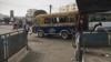 Des ''cars rapides'' à la gare de Lat Dior, à Dakar, au Sénégal, le 21 mai 2017. (VOA/Seydina Aba Gueye)