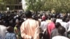 Les militants de la plateforme syndicale revendicative en assemblée générale à la bourse du travail, au Tchad, le 6 janvier 2020. (VOA/André Kodmadjingar)