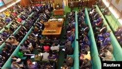 Les législateurs ougandais se réunissent au parlement pour débattre d'une initiative visant à modifier la constitution afin d'étendre le pouvoir du président, à Kampala, en Ouganda, le 21 septembre 2017.