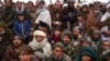 Ratusan pria Afghanistan berkumpul untuk mendaftarkan diri untuk menerima bantuan kemanusiaan di Qala-e-Naw, Afghanistan, pada 14 Desember 2021. (Foto: AP/Mstyslav Chernov, File)