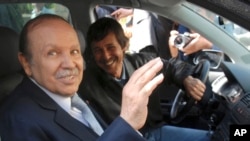Le président algérien Abdelaziz Bouteflika, à gauche, et son frère Said Bouteflika arrivent au siège de la campagne dans le quartier d'Hydra à Alger, le 10 avril 2009.