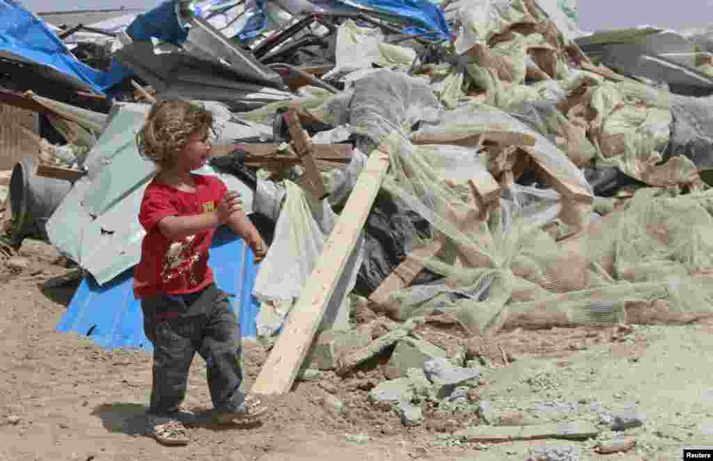 Seorang anak perempuan Palestina menangis saat melewati rumah keluarganya yang dihancurkan oleh buldozer Israel di desa Om Ajaj, Jericho, Tepi Barat.