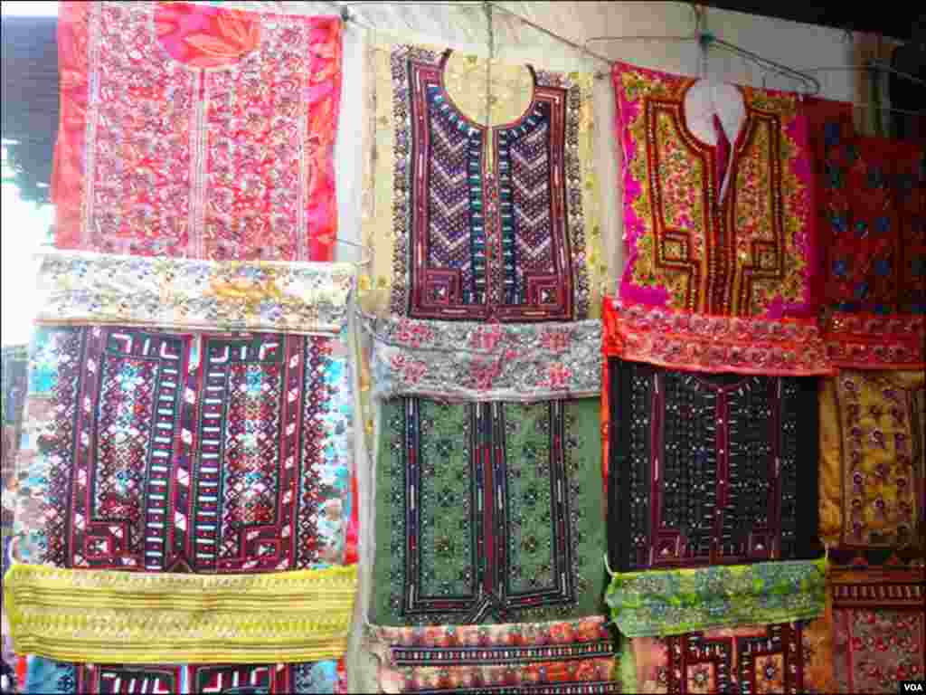 ملبوسات کی تیاری میں لان، ریشمی، سوتی اور شیفون جارجٹ کے سادے اور پرنٹ والے کپڑے پر کڑھائی کیجاتی ہے۔ 