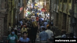 خبرگزاری مهر از فعالیت شماری از اصناف در بازار بزرگ تهران خبر داده است