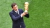 Iker Casillas présente le trophée de la coupe du monde à Moscou, Russie, le 14 juin 2018. (Photo by Mladen ANTONOV)
