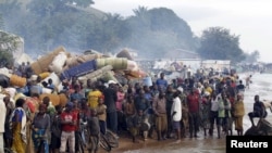 Des réfugiés tanzaniens attendant d'être transportés à travers le Lac Tanganyika vers l'Ouest de la Tanzanie