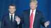 Le président français Emmanuel Macron et le président des États-Unis, Donald Trump, lors du sommet des chefs d'État et de gouvernement de l'OTAN au siège de l'OTAN à Bruxelles, le 11 juillet 2018.