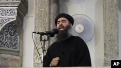 ابوبکر البغدادی در حال ایراد خطبه نماز جمعه - موصل، ۱۴ تیر