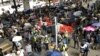 Demonstran pro-demokrasi Hong Kong melakukan aksi protes di dekat bandara hari Minggu (1/9). 